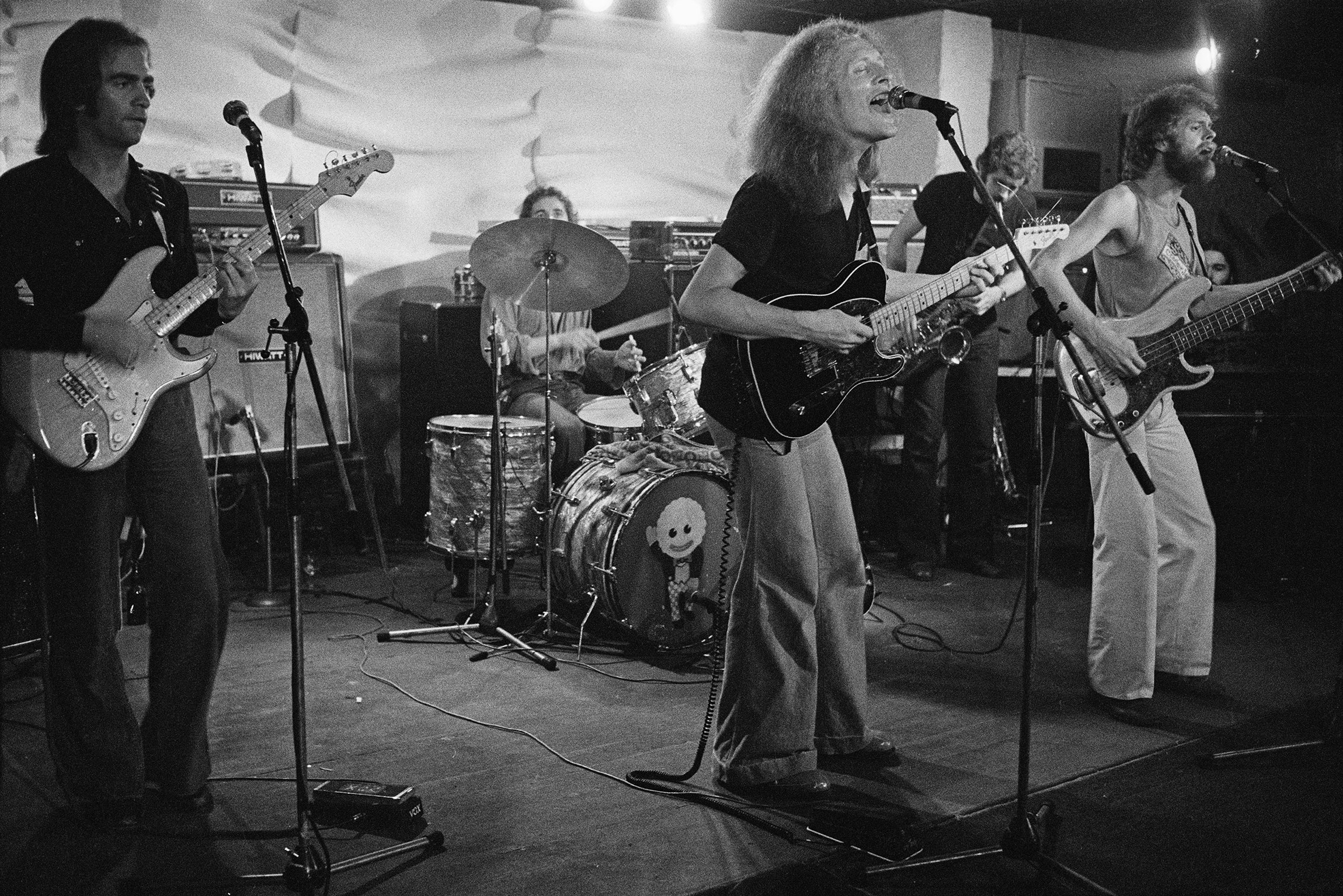 Average White Band, July 1973. (left to right) Onnie McIntyre, Robbie McIntosh, Hamish Stuart, Malcolm Duncan, Alan Gorrie, and (partly obscured) Roger Ball. Photo by Michael Putland/Getty Images.